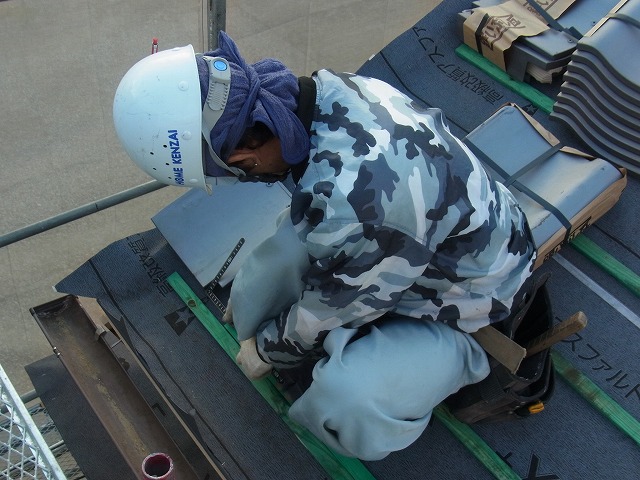 寸法を確認して瓦を設置